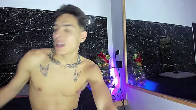 Snapshot of Couplehot__1 chatting on 12/29/24, 03:44 Couplehot 1 online show from 12/29/24, 03:44