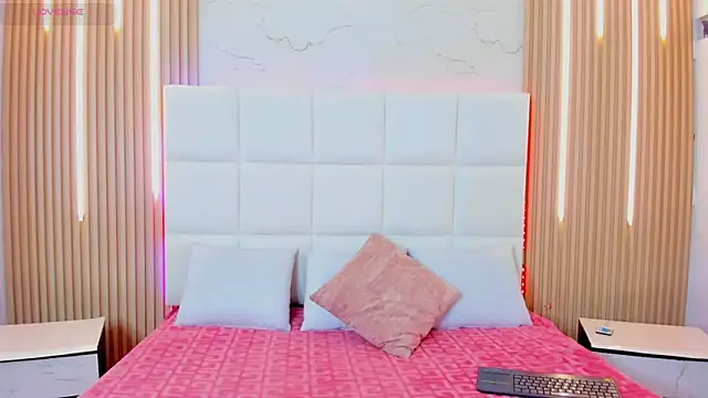 Snapshot of Iris_Thompson_ chatting on 10/28/25, 04:27 Iris Thompson online show from 10/28/25, 04:27