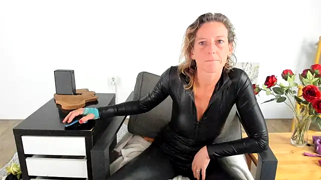 MendiPetite online show from 10/06/25, 07:39