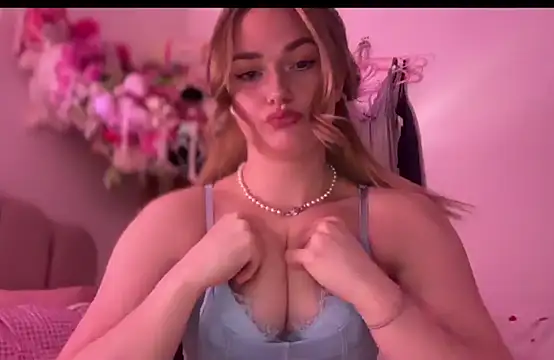 Snapshot of pinkie_piexx chatting on 02/19/25, 08:31 pinkie piexx online show from 02/19/25, 08:31