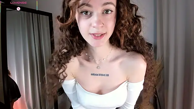 Snapshot of Curly_Moon chatting on 04/28/26, 01:49 Curly Moon online show from 04/28/26, 01:49