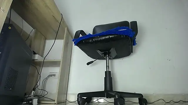 Snapshot of aprhillove chatting on 02/07/25, 10:52 aprhillove online show from 02/07/25, 10:52