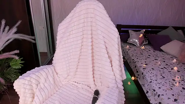 Miss Elia online show from 12/18/24, 04:28