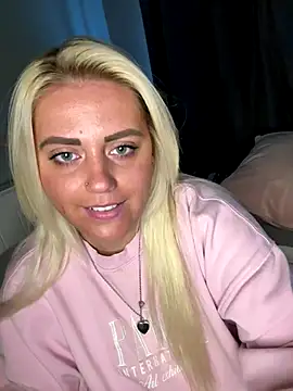 Snapshot of Blondiee3088 chatting on 10/29/25, 03:14 Blondiee3088 online show from 10/29/25, 03:14