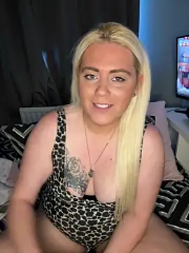 Snapshot of Blondiee3088 chatting on 11/17/25, 01:39 Blondiee3088 online show from 11/17/25, 01:39