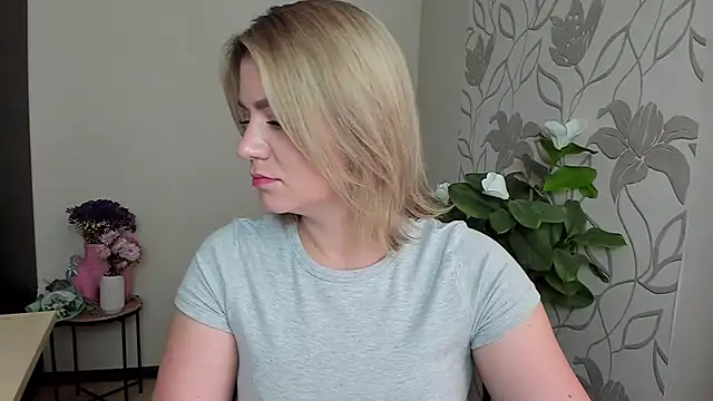 Snapshot of MariaSttone chatting on 09/14/25, 12:59 MariaSttone online show from 09/14/25, 12:59