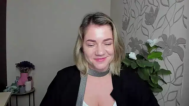 Snapshot of MariaSttone chatting on 10/26/25, 10:36 MariaSttone online show from 10/26/25, 10:36