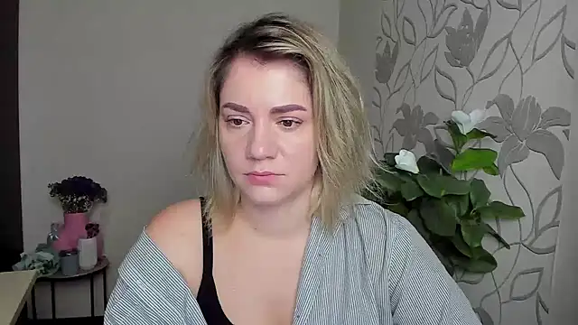 Snapshot of MariaSttone chatting on 10/27/25, 04:33 MariaSttone online show from 10/27/25, 04:33