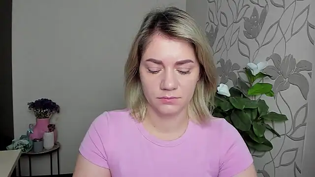 Snapshot of MariaSttone chatting on 10/29/25, 09:33 MariaSttone online show from 10/29/25, 09:33