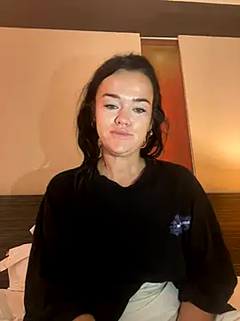 Snapshot of English-Chloe96 chatting on 10/13/25, 04:23 English-Chloe96 online show from 10/13/25, 04:23