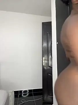 Snapshot of prettiepearl chatting on 02/03/26, 02:00 prettiepearl online show from 02/03/26, 02:00