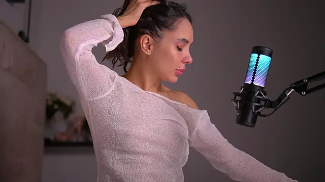 Snapshot of Mila_May_ chatting on 02/07/25, 05:40 Mila May online show from 02/07/25, 05:40