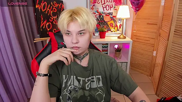 Snapshot of mekurisu chatting on 02/28/25, 01:26 mekurisu online show from 02/28/25, 01:26