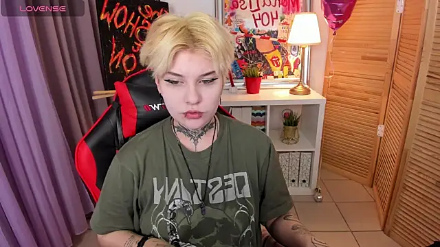 Snapshot of mekurisu chatting on 03/01/25, 01:00 mekurisu online show from 03/01/25, 01:00