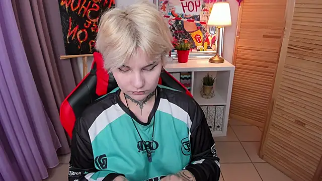 Snapshot of mekurisu chatting on 03/17/25, 01:14 mekurisu online show from 03/17/25, 01:14