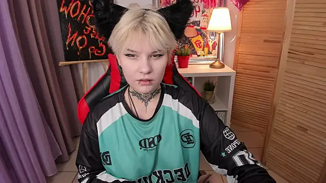 Snapshot of mekurisu chatting on 03/18/25, 01:21 mekurisu online show from 03/18/25, 01:21