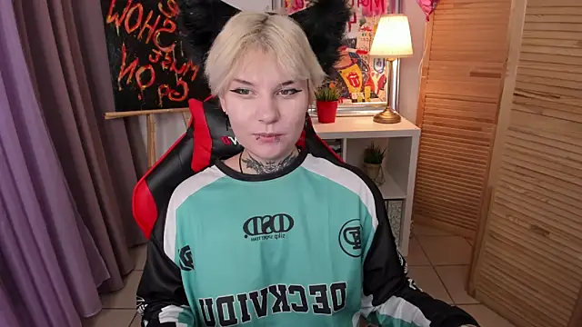 Snapshot of mekurisu chatting on 03/18/25, 04:26 mekurisu online show from 03/18/25, 04:26