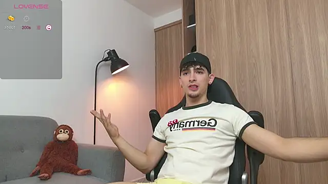 Snapshot of zenn_rush1 chatting on 02/08/25, 01:01 zenn rush1 online show from 02/08/25, 01:01