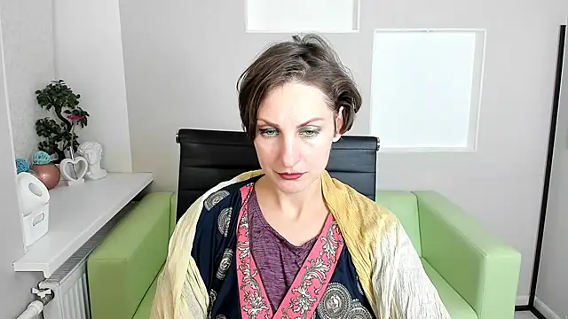 Snapshot of AuroraScript chatting on 12/06/24, 03:33 AuroraScript online show from 12/06/24, 03:33