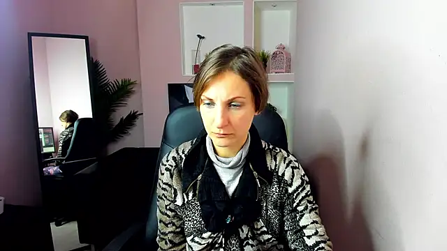 Snapshot of AuroraScript chatting on 12/18/24, 09:29 AuroraScript online show from 12/18/24, 09:29