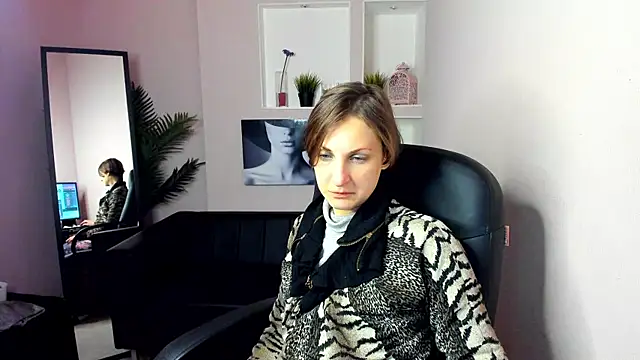 Snapshot of AuroraScript chatting on 12/19/24, 12:34 AuroraScript online show from 12/19/24, 12:34