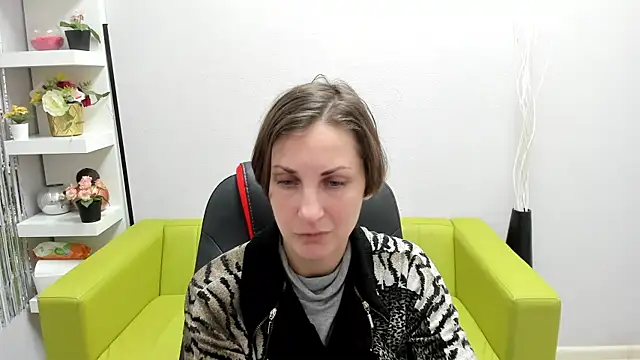 Snapshot of AuroraScript chatting on 12/21/24, 06:34 AuroraScript online show from 12/21/24, 06:34