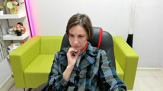 Snapshot of AuroraScript chatting on 12/27/24, 01:22 AuroraScript online show from 12/27/24, 01:22