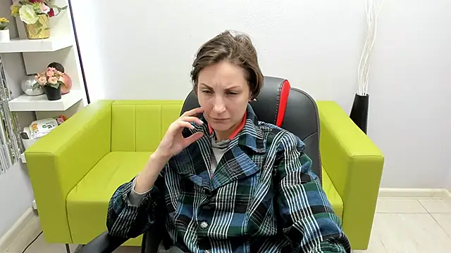 Snapshot of AuroraScript chatting on 12/27/24, 04:26 AuroraScript online show from 12/27/24, 04:26