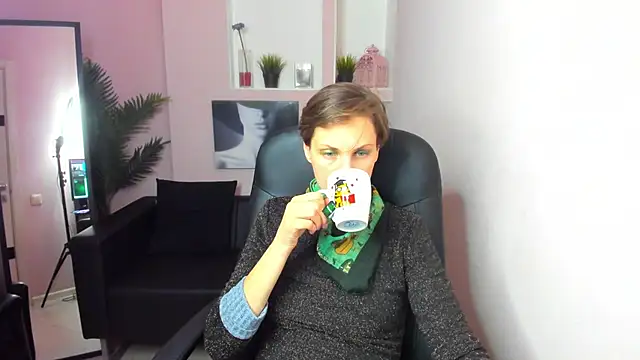 Snapshot of AuroraScript chatting on 02/22/25, 06:52 AuroraScript online show from 02/22/25, 06:52