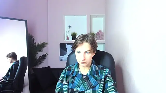 Snapshot of AuroraScript chatting on 03/11/25, 06:30 AuroraScript online show from 03/11/25, 06:30