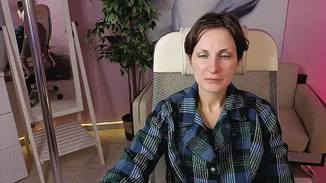 Snapshot of AuroraScript chatting on 10/13/25, 08:42 AuroraScript online show from 10/13/25, 08:42