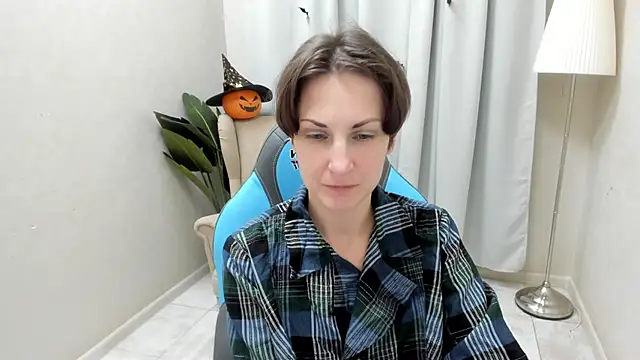 Snapshot of AuroraScript chatting on 10/27/25, 03:27 AuroraScript online show from 10/27/25, 03:27