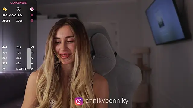 Coconutkittyy online show from 02/18/25, 06:37