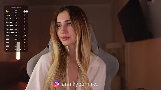 Coconutkittyy online show from 03/04/25, 08:49