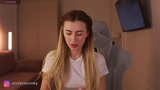 Coconutkittyy online show from 03/07/25, 06:00