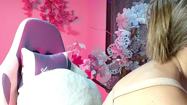 Snapshot of NaomiFox1 chatting on 04/23/26, 12:23 NaomiFox1 online show from 04/23/26, 12:23