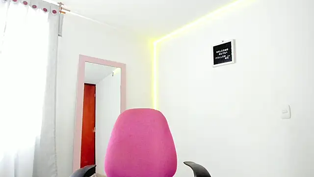 Snapshot of Anniie_grey chatting on 12/18/24, 02:17 Anniie grey online show from 12/18/24, 02:17