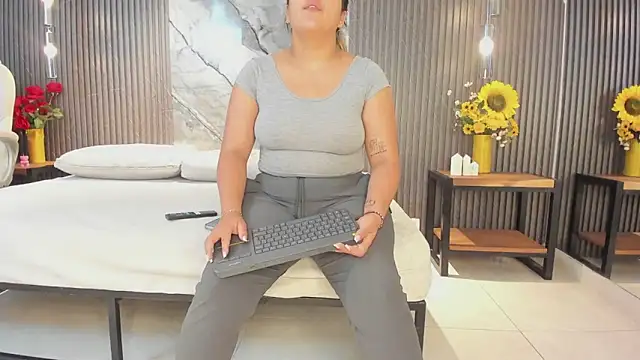 Snapshot of julietha_taylor chatting on 05/05/26, 01:13 julietha taylor online show from 05/05/26, 01:13