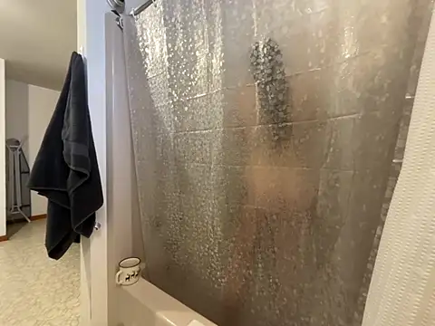 Snapshot of MissSwitch chatting on 12/20/24, 01:22 MissSwitch online show from 12/20/24, 01:22