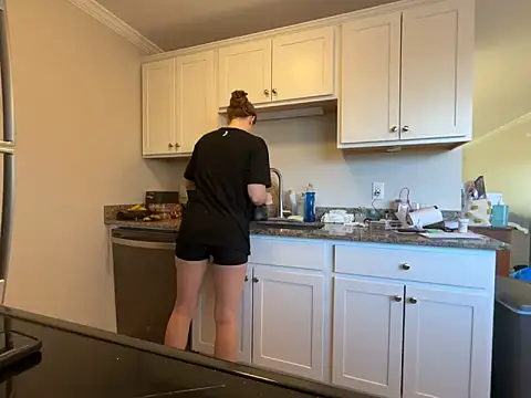 Snapshot of MissSwitch chatting on 03/18/25, 12:47 MissSwitch online show from 03/18/25, 12:47