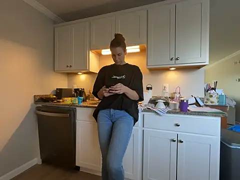 Snapshot of MissSwitch chatting on 03/19/25, 02:13 MissSwitch online show from 03/19/25, 02:13