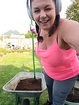 Snapshot of 420Curvybabe chatting on 10/07/25, 02:25 420Curvybabe online show from 10/07/25, 02:25