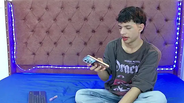 Snapshot of boys_yourparty chatting on 12/26/24, 01:43 boys yourparty online show from 12/26/24, 01:43