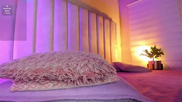 Snapshot of lil_hanna18 chatting on 10/15/25, 10:04 lil hanna18 online show from 10/15/25, 10:04