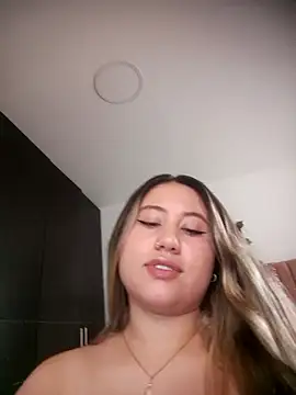 Snapshot of eimy_collinssss chatting on 12/21/25, 07:21 eimy collinssss online show from 12/21/25, 07:21