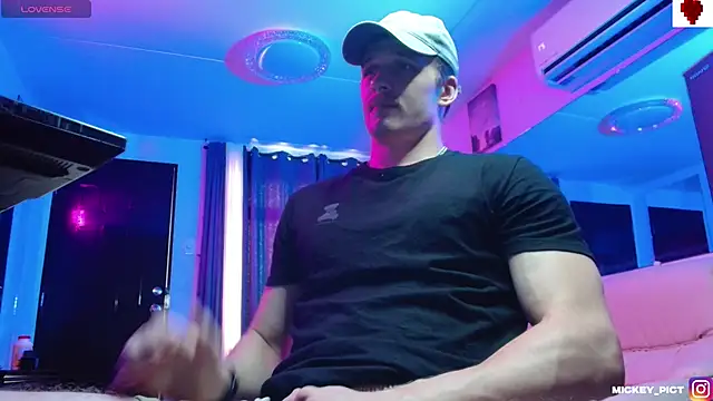 Snapshot of mickeypict chatting on 11/08/25, 01:39 mickeypict online show from 11/08/25, 01:39