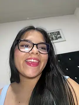 Snapshot of SophieHarris_ chatting on 04/18/26, 04:16 SophieHarris online show from 04/18/26, 04:16