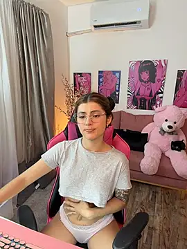 Snapshot of annieesweett chatting on 06/25/26, 10:58 annieesweett online show from 06/25/26, 10:58