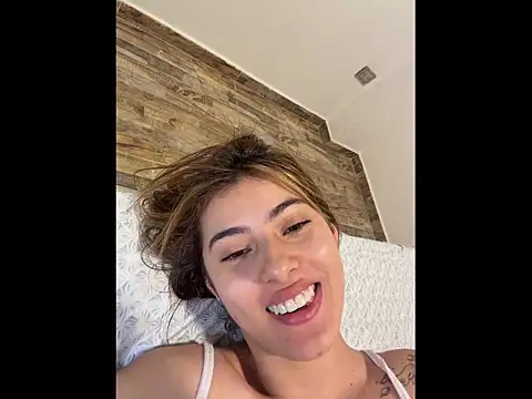 Snapshot of annieesweett chatting on 07/05/26, 11:45 annieesweett online show from 07/05/26, 11:45