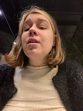 Snapshot of SuzieMurray chatting on 12/18/24, 12:18 SuzieMurray online show from 12/18/24, 12:18